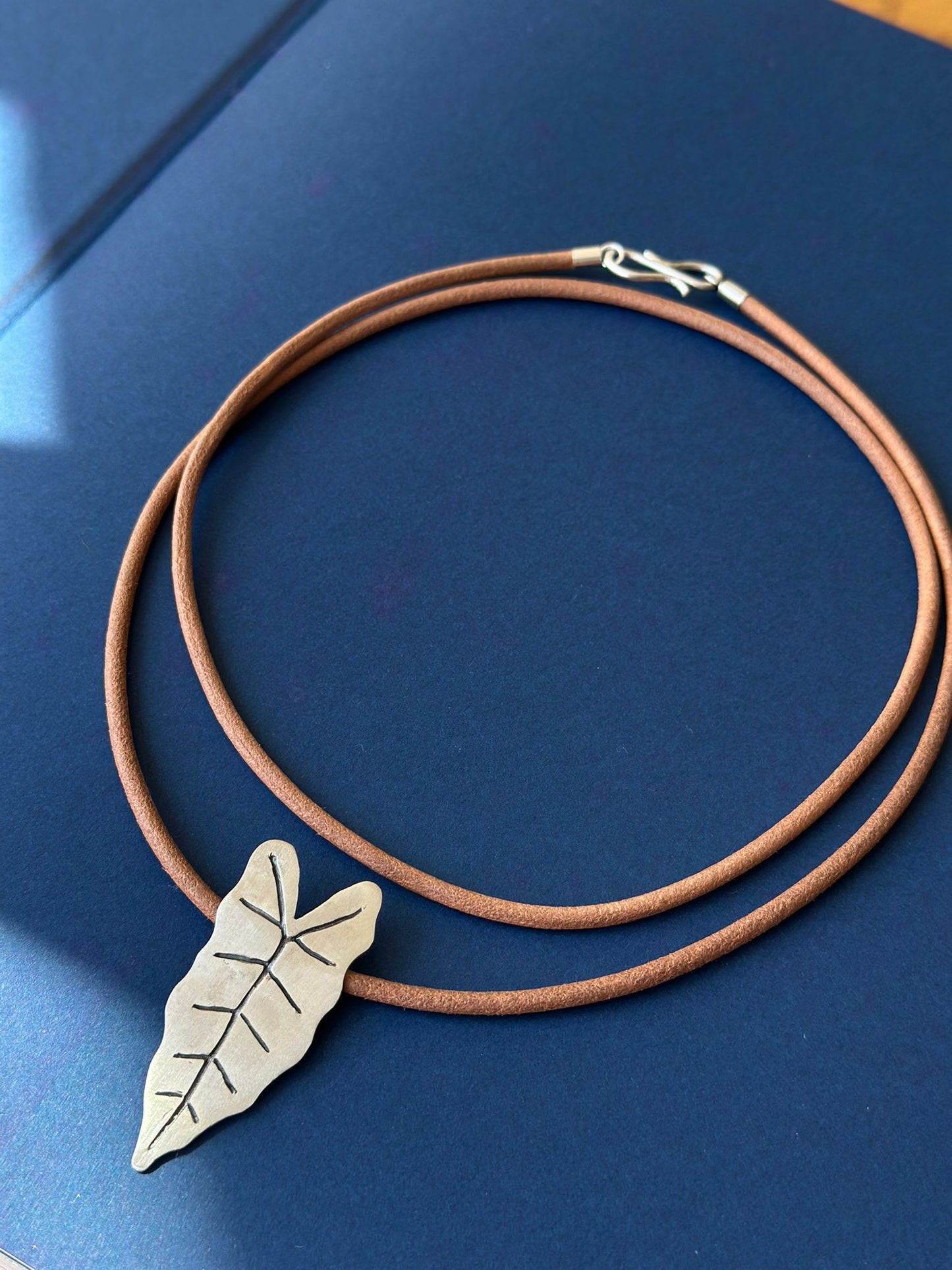 Colar alocasia com fio de couro
